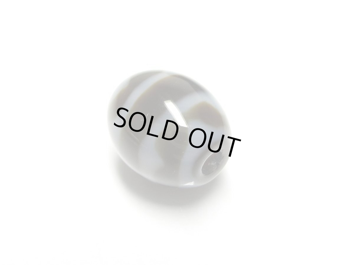 画像2: 黒地至純・四線虎牙天珠 12mm (2)