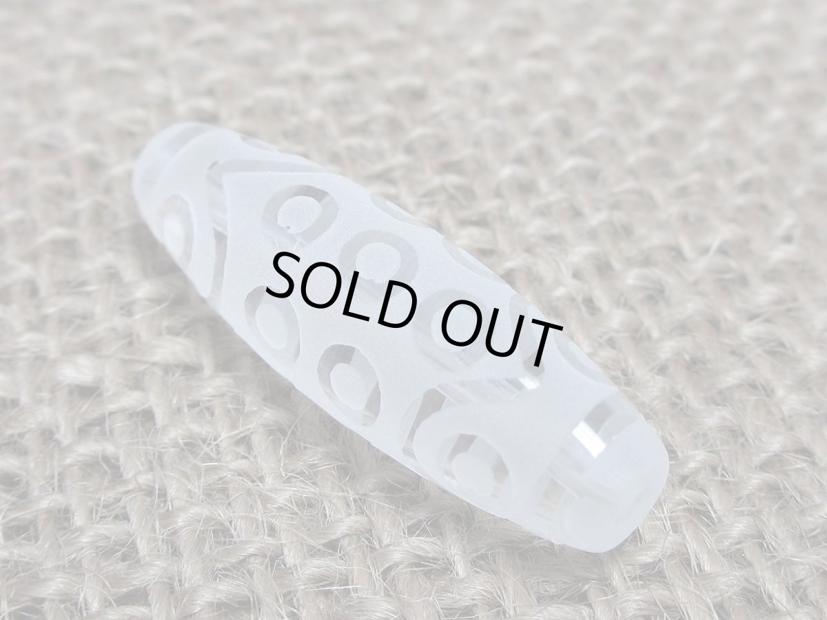 画像2: 彫刻水晶　二十一眼天珠 36.5mm (2)