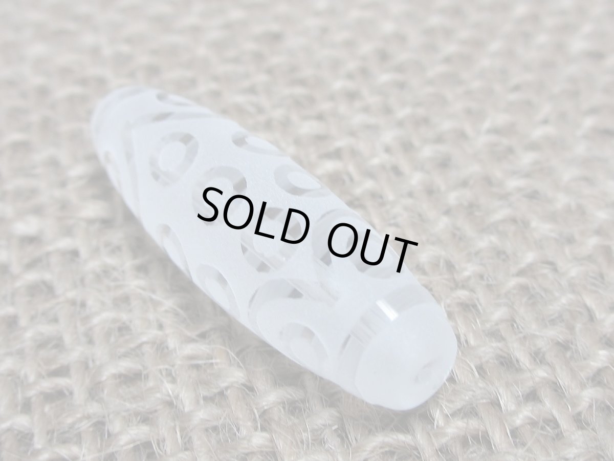 画像4: 彫刻水晶　二十一眼天珠 36.5mm (4)