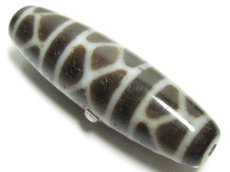 画像2: 黒地至純・亀甲長壽天珠 44mm (2)
