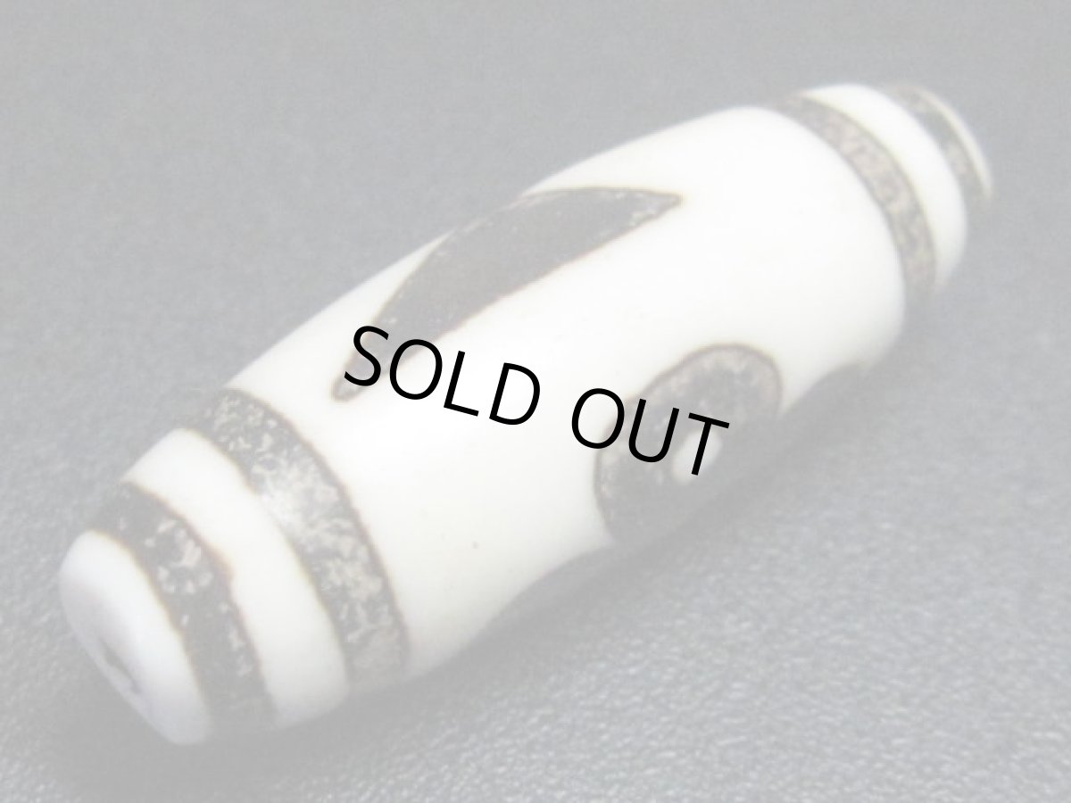 画像3: 白地赤龍紋・閃電五眼天珠 38mm (3)