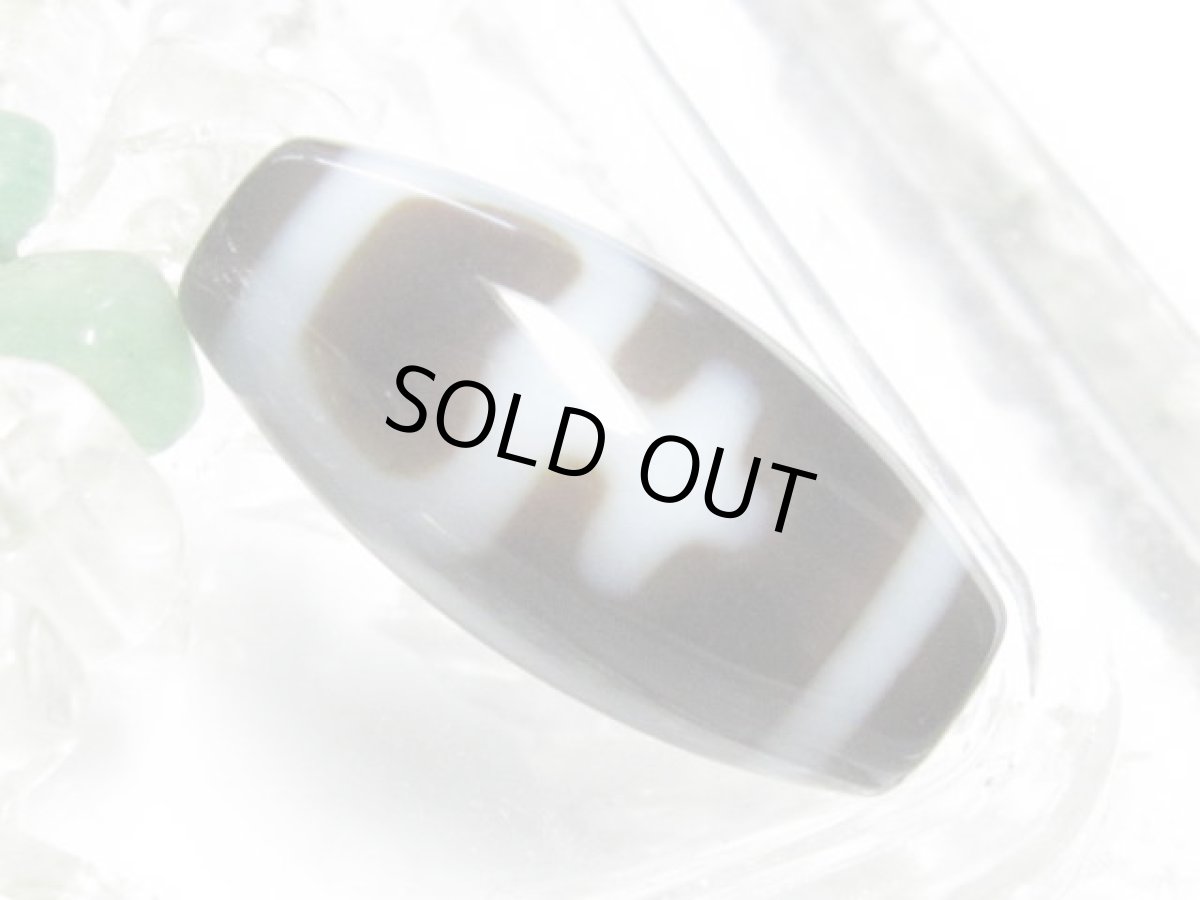 画像2: 黒地至純・宝瓶天珠 25mm (2)