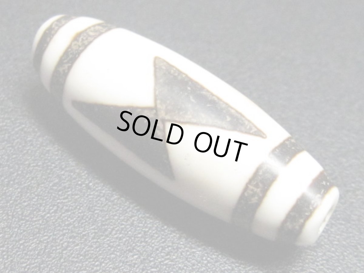 画像2: 白地赤龍紋・閃電五眼天珠 38mm (2)